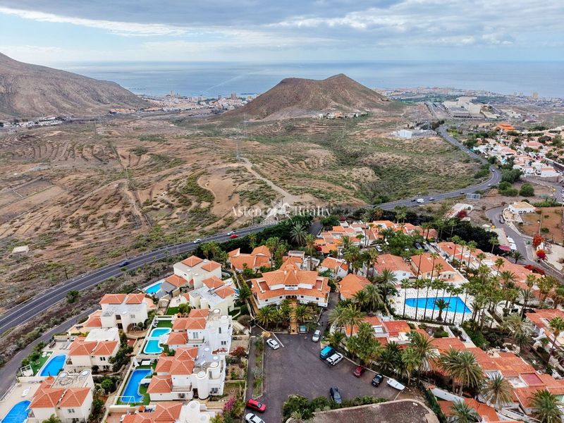 Foto 49d60ac5-93d2-4687-b87c-53eb0b5fc3f5. Edificio en chayofa en Cabo Blanco Arona