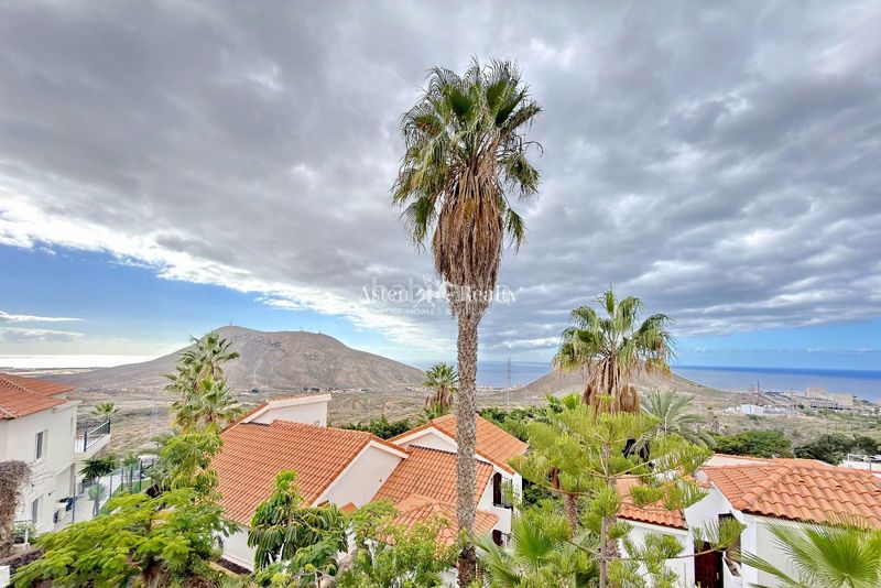 Foto b752f0fa-2e4a-4bc2-95a8-c2e7c7dab383. Edificio en chayofa en Cabo Blanco Arona