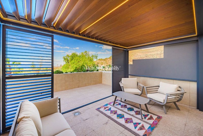 Foto 279cd65b-7e75-4261-a907-968b1f443959. Casa adossada amb aparcament piscina a Chayofa Arona