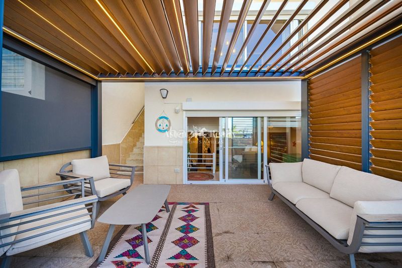 Foto b79dbe19-d57f-41bb-826e-c56cfbf0948e. Casa adossada amb aparcament piscina a Chayofa Arona