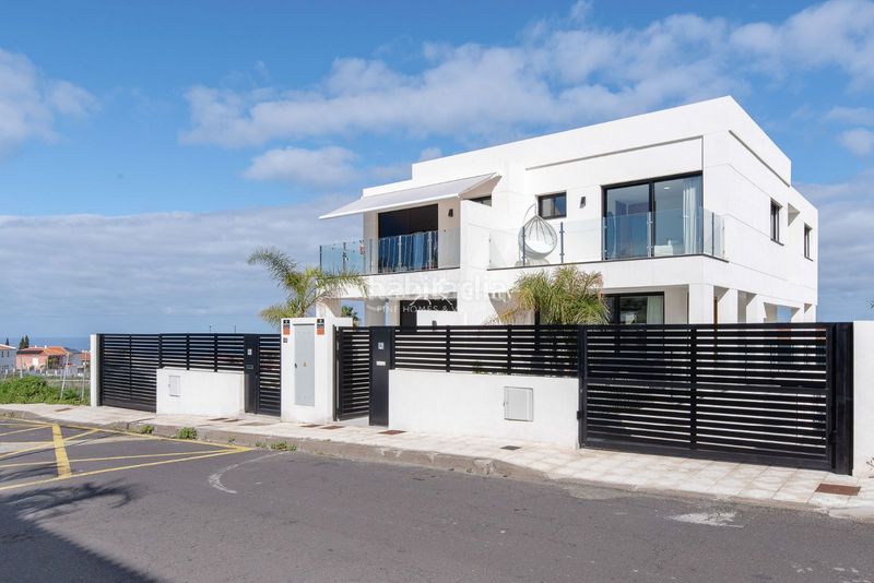 Foto c8dbd04b-3792-4a69-b4e2-8df8d897498c. Casa aparellada amb aparcament piscina a La Quinta Santa Úrsula