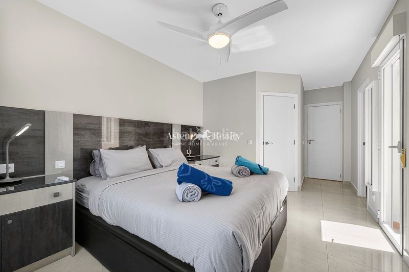 Foto 60dd8432-b8c9-4ee6-a946-59a6d8cd047d. Casa amb aparcament piscina a Los Cristianos Arona