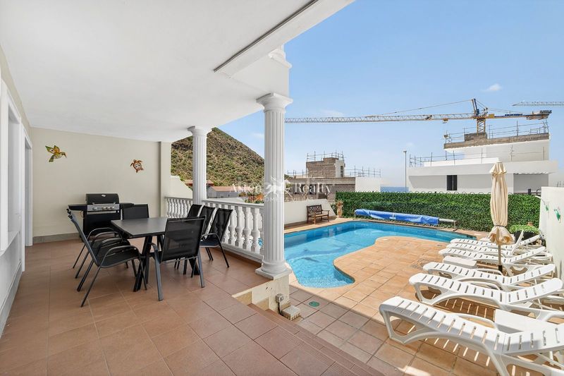 Foto 7b30bbe4-a4c0-46d4-a1fe-a48401d5de50. Casa amb aparcament piscina a Los Cristianos Arona