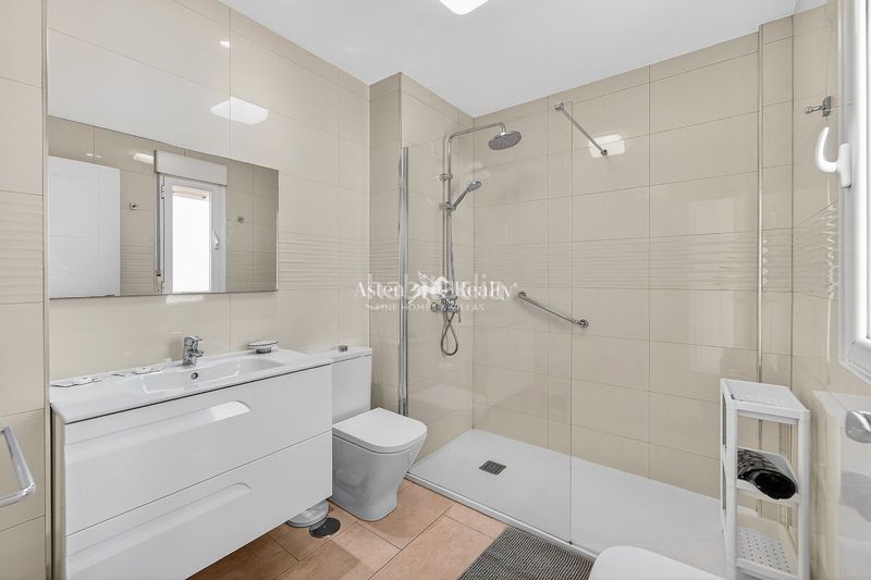Foto c6aca234-f09b-414c-b9e2-076419b0c277. Casa amb aparcament piscina a Los Cristianos Arona