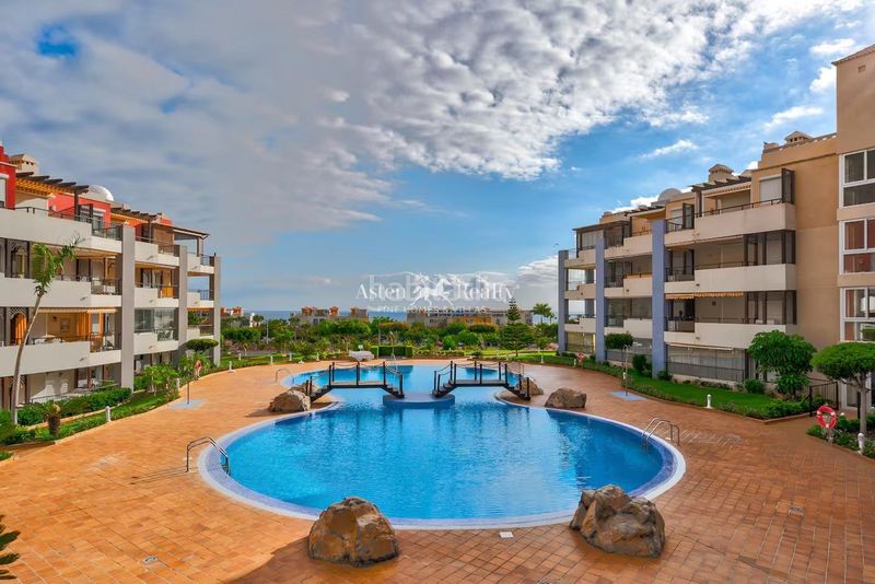 Foto b6cd0d6a-6318-4e88-b6b8-c3373c50d22b. Apartament amb aparcament piscina a Los Cristianos Arona