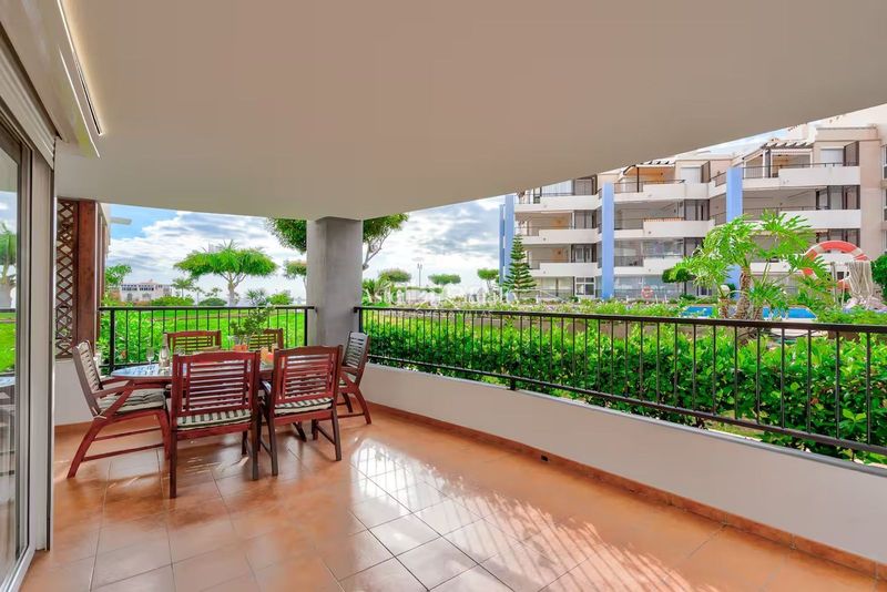 Foto b6f99ca8-203e-4bf4-930b-72ef12aba37b. Apartament amb aparcament piscina a Los Cristianos Arona