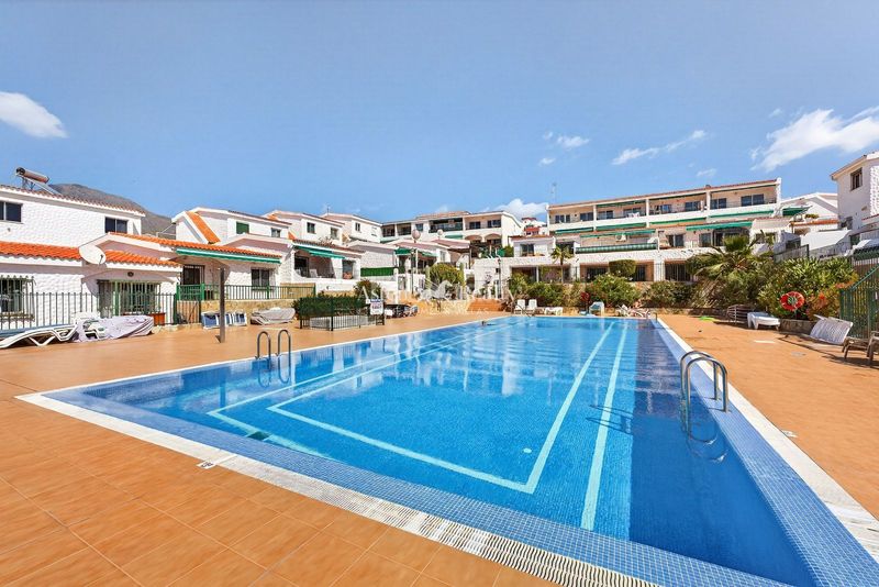 Foto eec3a088-e0ef-4470-acf5-9ef50fb3bd9b. Casa aparellada amb aparcament piscina a Torviscas Bajo Adeje