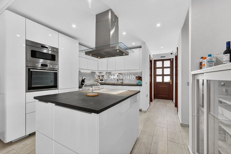 Foto 5caf4df7-406c-4a46-88ee-4385f219b054. Dúplex amb aparcament a Playa Fañabé Alto Adeje