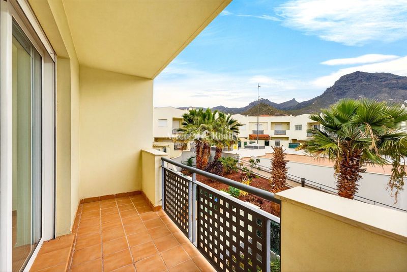 Foto 6c5829ac-d1d1-408b-8bab-2266590157f3. Casa adossada amb aparcament piscina a Playa Fañabé Alto Adeje