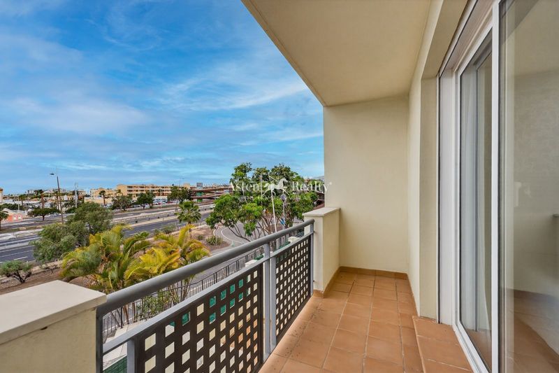 Foto b18cc76f-d2af-4b83-9370-3bdd4a44b9c2. Casa adossada amb aparcament piscina a Playa Fañabé Alto Adeje
