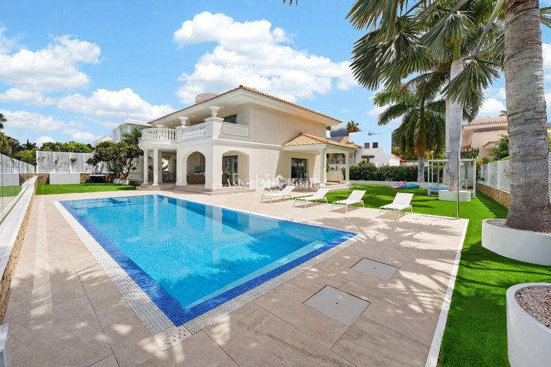 Foto a8358b49-d90b-45b1-aaea-413bedd540a0. Casa amb calefacció aparcament piscina a La Caleta Adeje