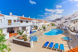 Studio  Sierra nevada. Estudio en esquina con terraza y vista parcial al mar en port ro