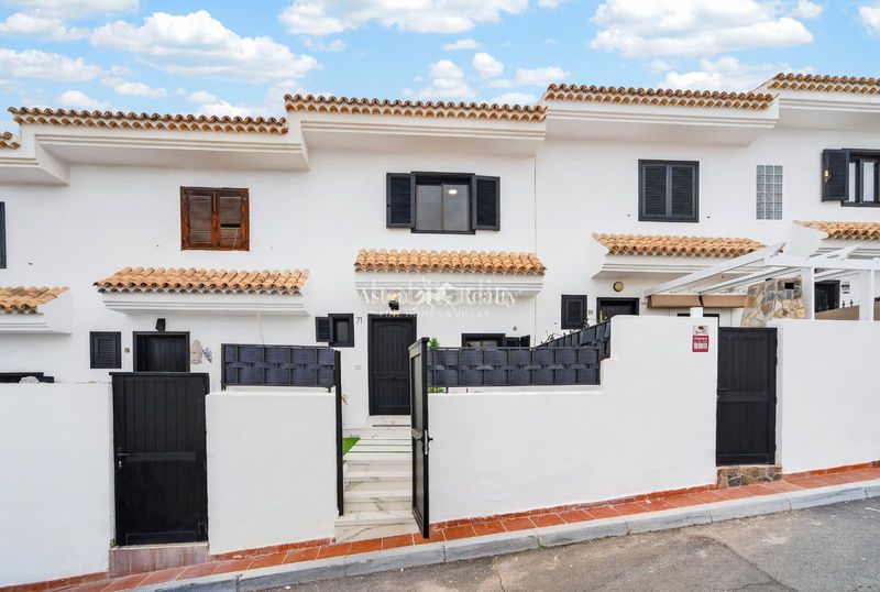 Foto 046e64f6-d666-4e25-8ca3-30891bb52033. Casa adossada amb aparcament piscina a Chayofa Arona