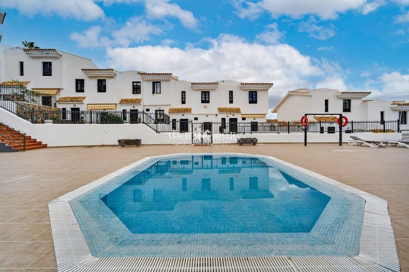 Foto 49ab0a1d-6a5b-476d-a4e3-09d129c7cbfa. Casa adossada amb aparcament piscina a Chayofa Arona