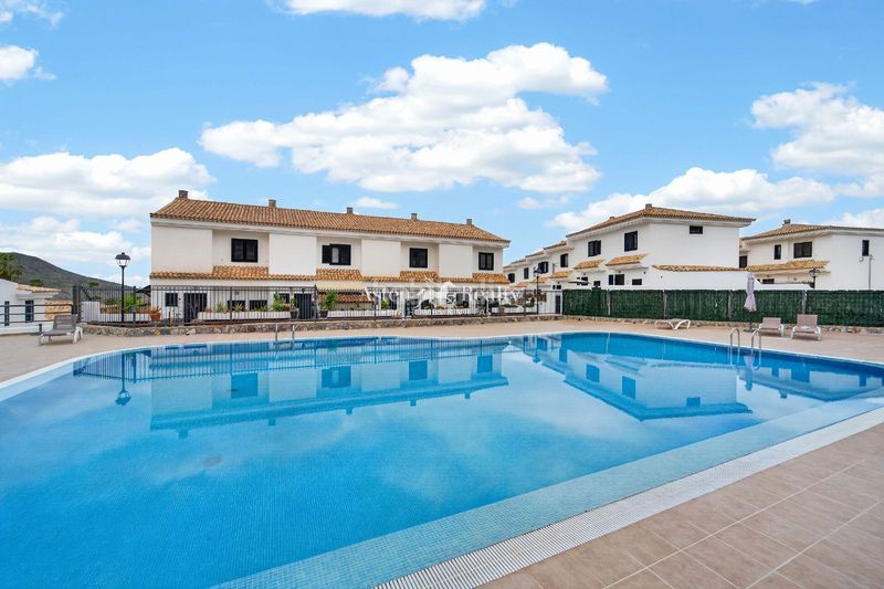 Foto 5288b35e-85aa-4215-b870-b36989aced62. Casa adossada amb aparcament piscina a Chayofa Arona
