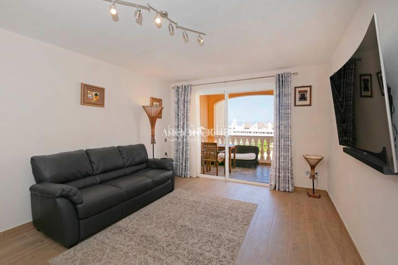 Foto 21bae79a-0749-4978-a367-d98f88c21816. Apartament amb aparcament piscina a Los Cristianos Arona