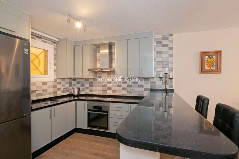 Foto 977a339d-e2ca-4b40-b16a-e26c854dc1c9. Apartament amb aparcament piscina a Los Cristianos Arona