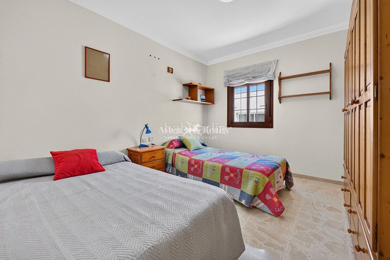Foto 7aab7446-8a5f-4269-bf13-ae9f417c1dea. Casa amb aparcament a Cuesta de la Villa Santa Úrsula