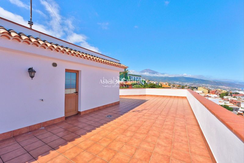 Foto a2517594-4f3b-4b9c-8fbe-fc45aedfa04f. Casa amb aparcament a Cuesta de la Villa Santa Úrsula