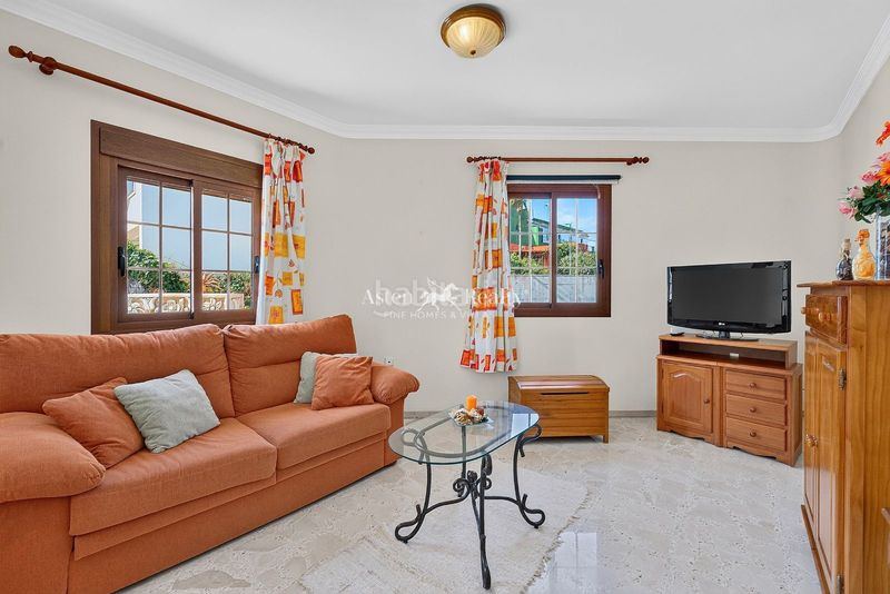 Foto ad39e3a0-1fb4-4e1f-a2ba-8084412a5a99. Casa amb aparcament a Cuesta de la Villa Santa Úrsula