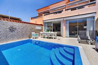 Casa adossada a Adeje 300 15-1. Vivienda única y de bajo consumo energético en playa paraíso, co