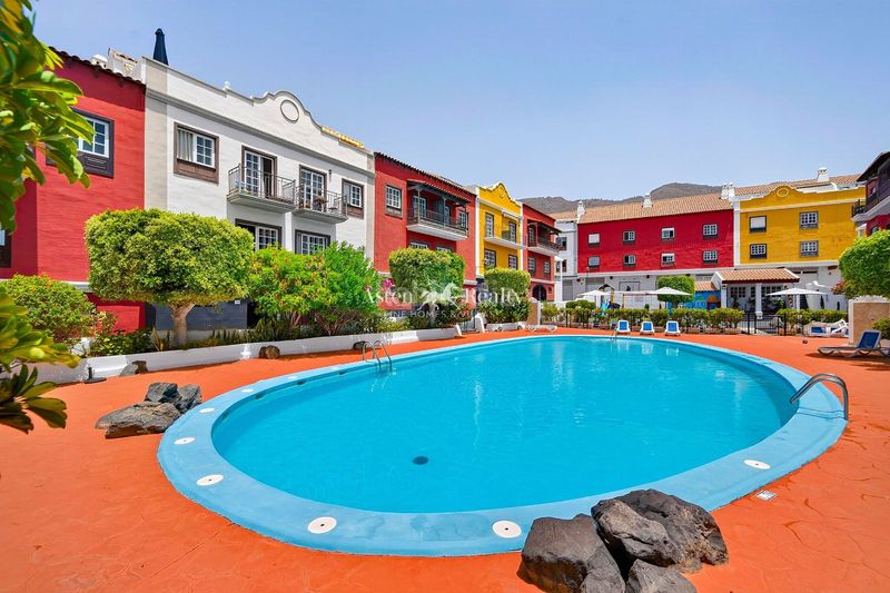 Foto b68f1257-9a49-49ab-9d38-72f35e8493f6. Casa adossada amb aparcament piscina a Casco Urbano Adeje