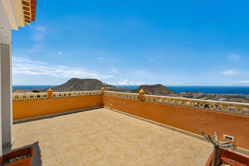 Foto ee822532-cdcc-46e2-8ac2-54fed65ac64e. Casa pareada en tinguafaya 23 en exclusiva pareado con vistas al océano y la gomera en Chayofa en Arona