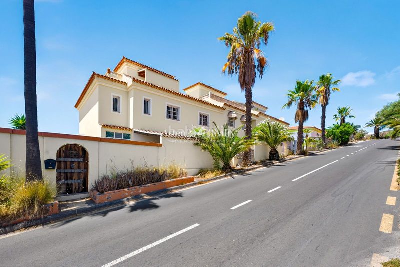 Foto fdac8bfd-d56d-4dd7-bc16-78527c41d353. Casa pareada en tinguafaya 23 en exclusiva pareado con vistas al océano y la gomera en Chayofa en Arona