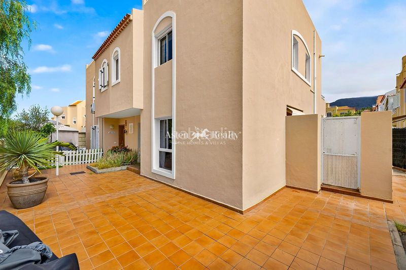 Foto 69db2700-ad32-4144-bef4-0135364852c0. Casa aparellada amb aparcament piscina a Playa Fañabé Alto Adeje