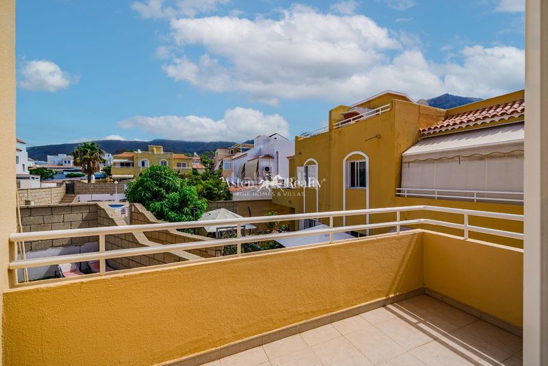 Foto 94ab2689-6768-4e75-8d5f-c46626fa7754. Casa aparellada amb aparcament piscina a Playa Fañabé Alto Adeje