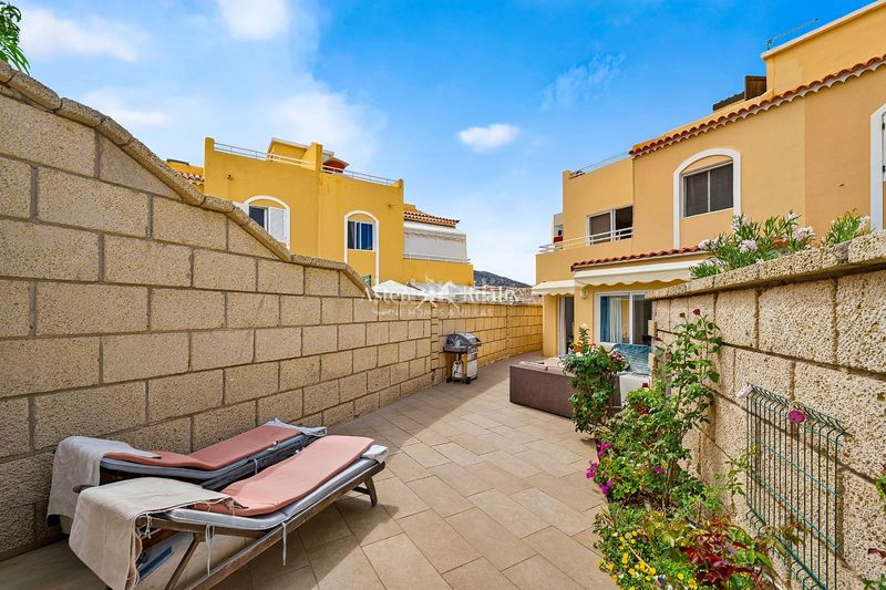 Foto f0f800d2-be64-4774-8f3a-00c13d2794b8. Casa aparellada amb aparcament piscina a Playa Fañabé Alto Adeje