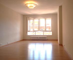 Location Appartement à Calle de la marina española 12. Piso sin amueblar de dos habitaciones en el edificio azabache ju