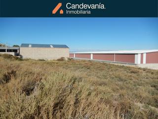 Finca rústica a Zuera. Solar agroindustrial en zuera de 2.104 m², con 110 metros de fac