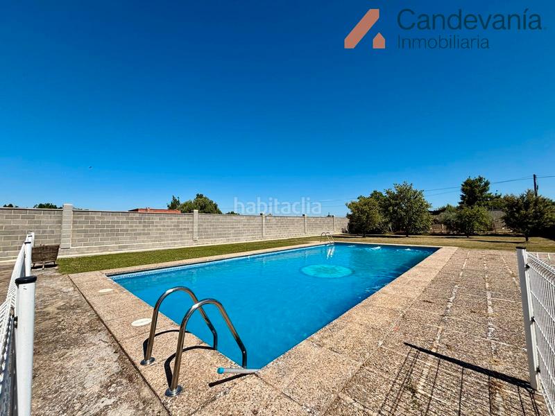 Foto 961d8447-36f4-4184-80d9-eb28a692715e. Chalet with fireplace heating pool in San Mateo de Gállego