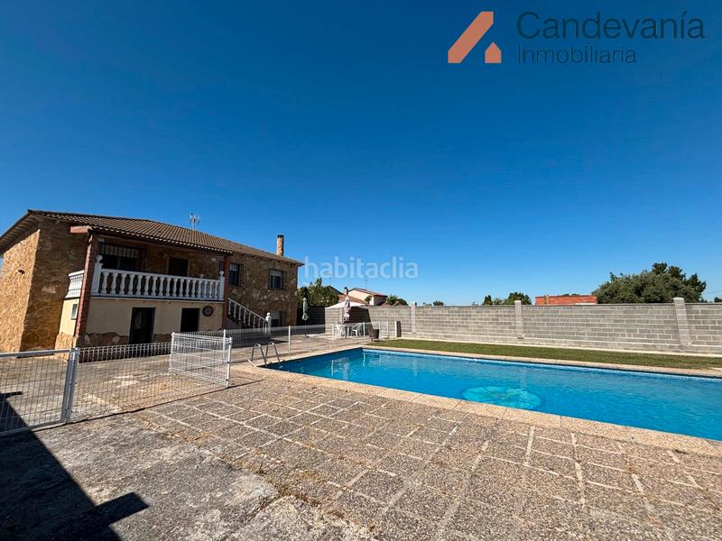Foto a0913176-51f8-4a00-8057-66a29bcf635c. Chalet with fireplace heating pool in San Mateo de Gállego