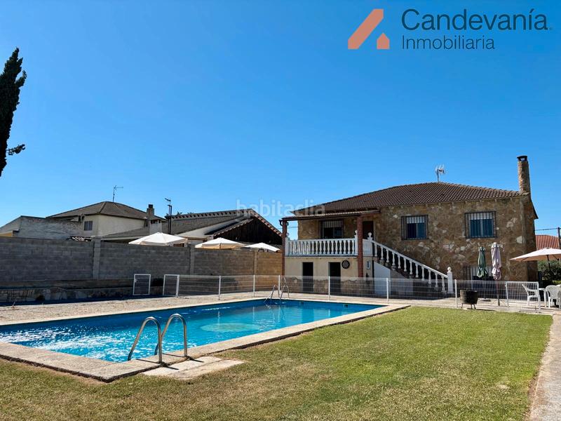 Foto d03887d5-0090-4b61-9990-4ba3ccf304be. Chalet with fireplace heating pool in San Mateo de Gállego