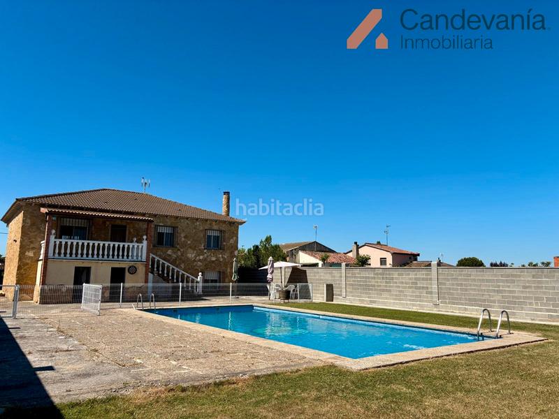 Foto f962c64c-43c9-4b93-a7d3-33fddda5266d. Chalet with fireplace heating pool in San Mateo de Gállego