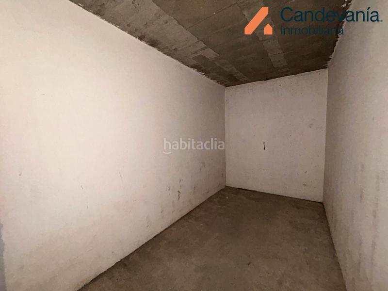 Foto f5061079-9331-4a2d-b717-8964b8270f41. Aparcament cotxe a Zuera