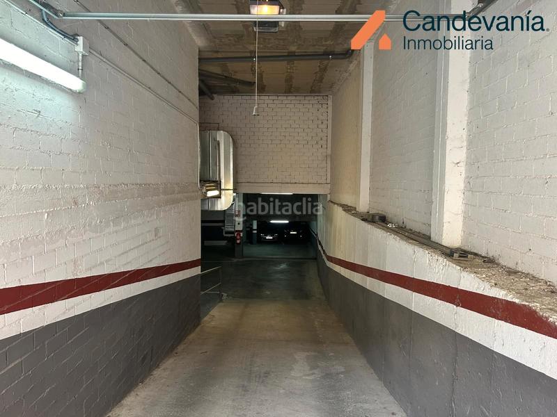 Foto bef83c84-94f7-41e8-86ab-9ed573bd1bac. Parking coche en Zuera