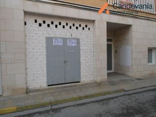 Local Comercial a Zuera. Se vende local de 200,00 m² útiles y 3,50 m de altura máxima en