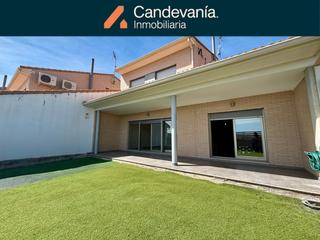 Casa adossada a Zuera