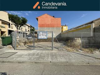 Terreno residenziale in Zuera. Se vende parcela urbana en esquina de 200 m² y 28 m de fachada.