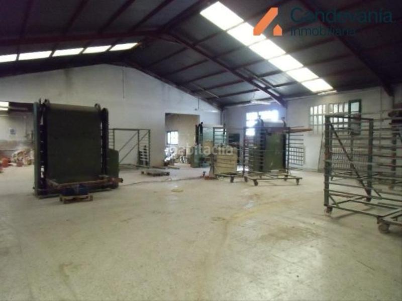 Foto b4eb65bb-206a-4f73-a74c-f57567d133bd. Nave industrial gran recinto cerrado con varias naves industriales , situadas en calle principal del polígono el campillo de 9.932 m² de p en Zuera