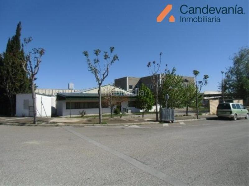 Foto f0f6c57b-a9d9-4d53-948e-379f33d500d6. Nave industrial gran recinto cerrado con varias naves industriales , situadas en calle principal del polígono el campillo de 9.932 m² de p en Zuera