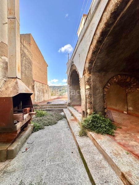 Foto 06edcb56-3712-427f-8555-7f2b43094da4. Masía casa de piedra para restaurar con garaje y patio en pleno centro del pueblo en Calonge