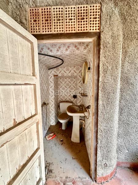 Foto 14e9276e-2057-4450-bb04-018082a2b2ca. Masía casa de piedra para restaurar con garaje y patio en pleno centro del pueblo en Calonge