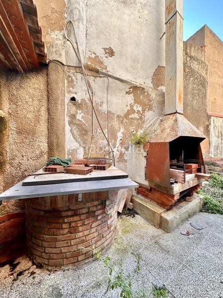 Foto db9b6bfa-43cd-4ef3-8bb9-c5e9156cfac6. Masía casa de piedra para restaurar con garaje y patio en pleno centro del pueblo en Calonge