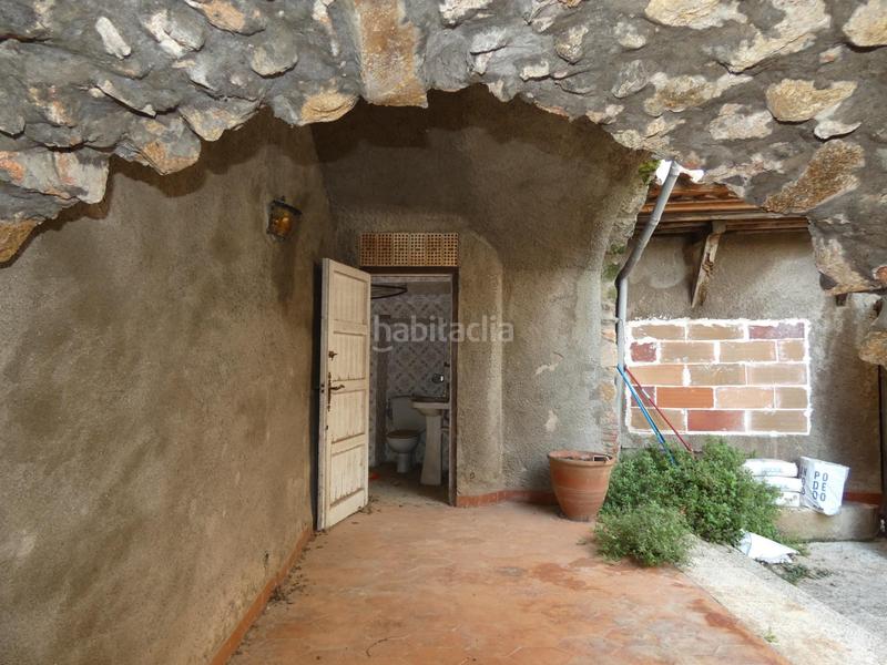 Foto 8490c28f-a943-4b1b-a19d-dc77f9d16abf. Masía casa de piedra para restaurar con garaje y patio en pleno centro del pueblo en Calonge