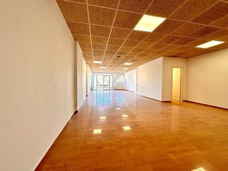 Miete Geschäftsraum in Avinguda Catalunya. Palamós local comercial céntrico de 100 m2 en alquiler