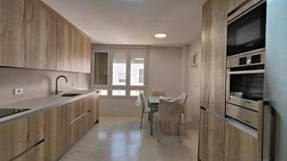 Location Appartement  Calle ramón y cajal. Luminoso y acogedor piso en zona céntrica!